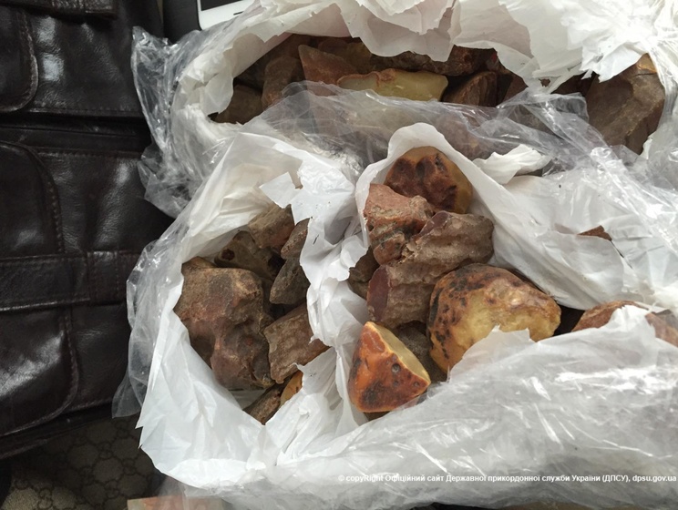 Украинские пограничники изъяли 6 кг янтаря при попытке вывезти его самолетом в Китай