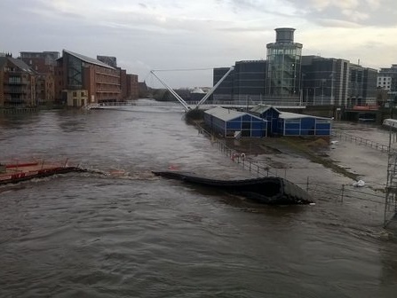 На севере Англии из-за масштабного наводнения местные власти проводят эвакуацию населения 
