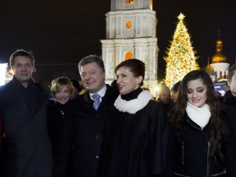 Порошенко с семьей побывал на новогодней ярмарке в Киеве. Фоторепортаж