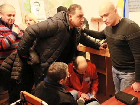 В суде по делу Корбана разгорелся конфликт после решения судьи оказать тому необходимую помощь