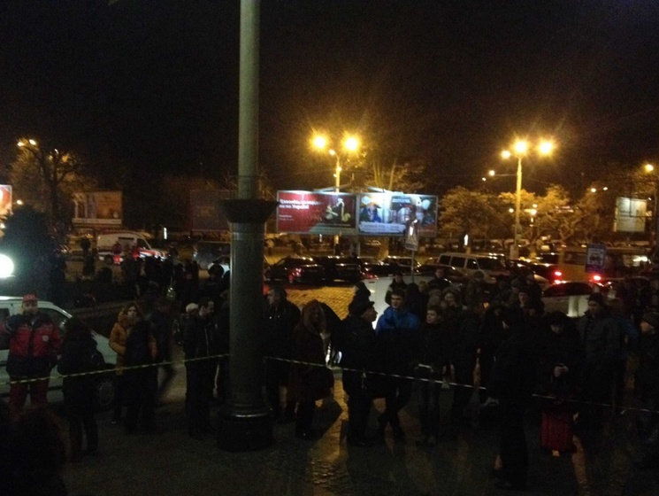 Во Львове после сообщения о минировании провели эвакуацию людей на двух вокзалах