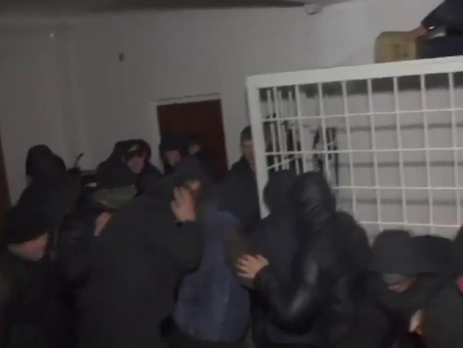 В зал заседания суда по делу Корбана ворвались титушки