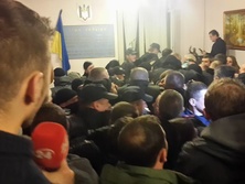 Титушки ворвались на суд по делу Корбана, лидер УКРОПа теряет сознание. Фоторепортаж