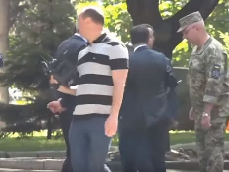 ﻿У ЗМІ опублікували відео, як Зеленський нібито штовхнув Полторака. У Міноборони не підтверджують інциденту