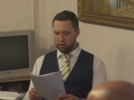 Судья Чаус удалился в совещательную комнату, чтобы принять решение по Корбану