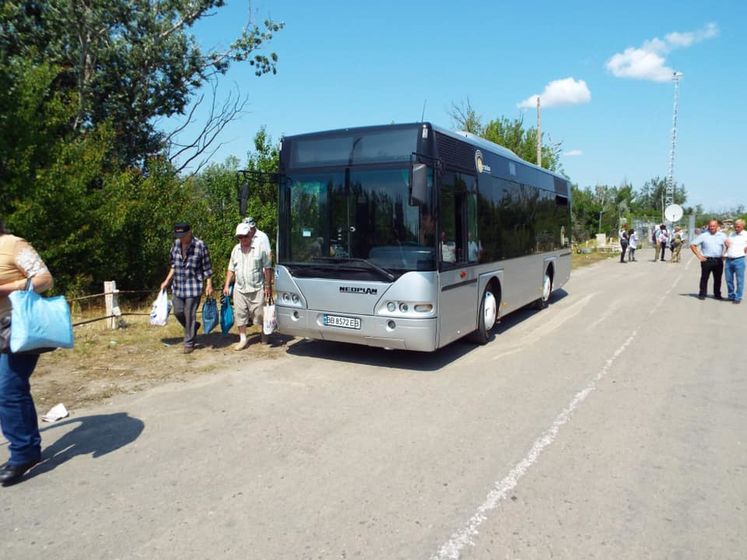 ﻿Невідомі розмалювали автобус, який курсує від мосту в Станиці Луганській до першого блокпоста