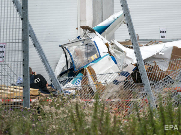 В Германии небольшой самолет врезался в фасад торгового центра, погибли три человека