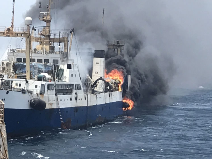 Украинский траулер загорелся у берегов Западной Африки, пропал один из членов экипажа