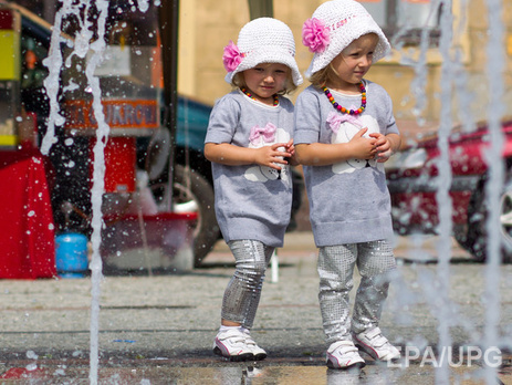 США заявляют о рождении аномального числа близнецов