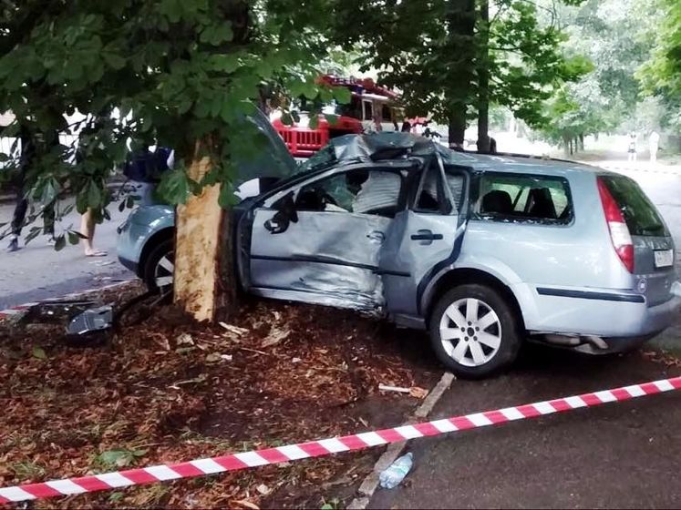 ﻿У Дніпропетровській області авто врізалося у дерево, двоє людей загинули – ДСНС