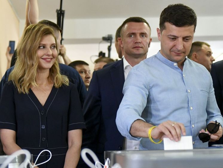 ﻿Зеленський проголосував на виборах у Раду і повідомив, що вже проводить консультації щодо нового прем'єр-міністра