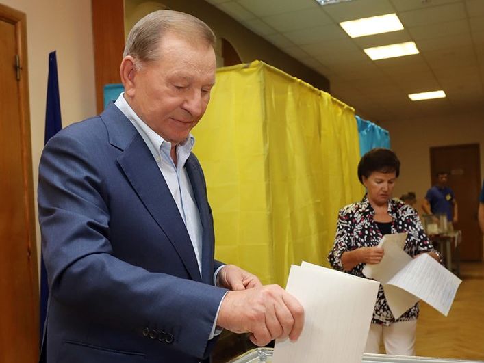 "Украина получает шанс снова перезапуститься". Кучма проголосовал на выборах в Раду