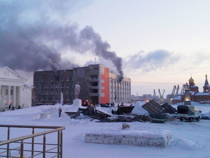 В Красноярском крае РФ недовольный чиновниками пенсионер сжег администрацию города, погибли три человека