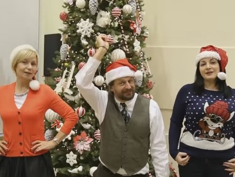 Сотрудники американского посольства поздравили украинцев с Новым годом. Видео
