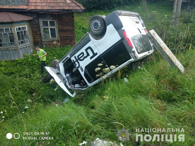 Микроавтобус въехал в остановку во Львовской области. Погибла женщина, двое ее дочерей госпитализированы – полиция