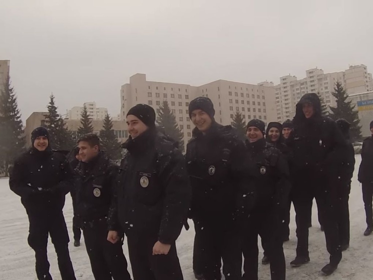 Патрульные полицейские записали новогоднее поздравление украинцам. Видео