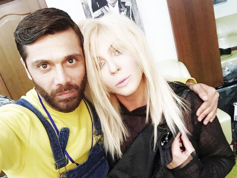 Отец ребенка Билык Ахмадов исполнил рождественскую песню