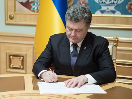 Порошенко назначил пожизненные стипендии 10 украинцам, которых преследовали за правозащитную деятельность