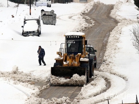 Власти Стамбула из-за снегопада отменили сотни авиарейсов