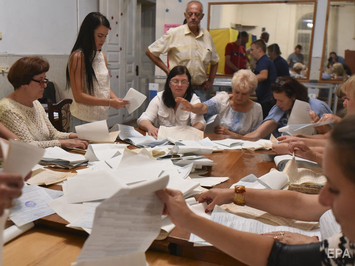 ﻿У Києві на двох виборчих дільницях члени виборчкомів підписали протоколи до завершення голосування – поліція
