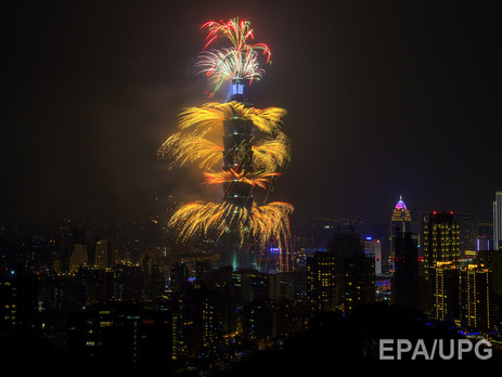 На Тайване грандиозное новогоднее световое шоу ознаменовало приход Нового года