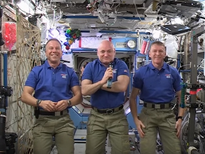 Астронавты поздравили землян с Новым годом из космоса
