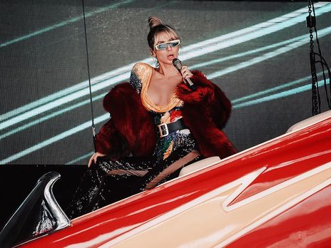 Loboda показала синие колени после концерта