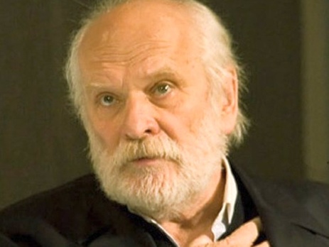 Из мемуаров Каретниковой о режиссере Фоменко: Как-то он приехал к нам на дачу, прихватив девицу с вокзала и объяснив: 