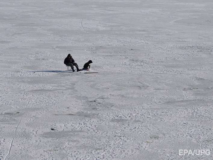 ГСЧС: В Киеве рыбаки провалились под лед, один человек погиб