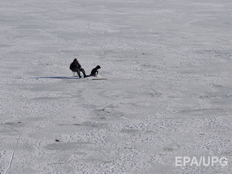 ГСЧС: В Киеве рыбаки провалились под лед, один человек погиб