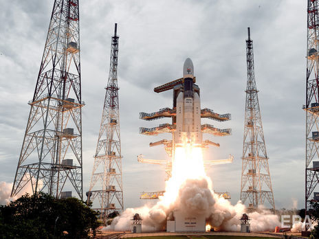 ﻿Індія спрямувала на Місяць станцію і місяцехід. Відео
