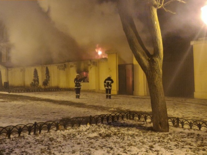 В центре Одессы возник пожар на территории летнего театра