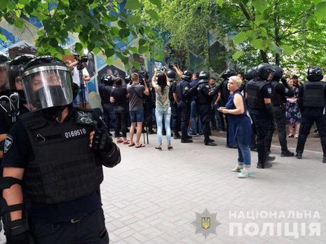 В Покровске у здания окружной комиссии проходит акция протеста из-за фальсификаций на выборах