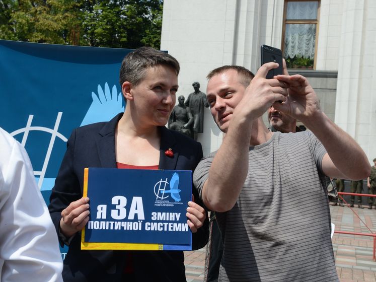 "Я больше никому ничего не должна, и это прекрасное чувство". Савченко после поражения на выборах сожгла агитационные материалы
