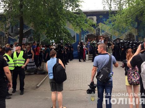 ﻿Протести у Покровську через фальсифікації на виборах. У місто скерували вертоліт із групами спецпризначення Нацполіції