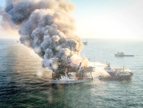 В Каспийском море продолжаются работы по поиску тел погибших нефтяников