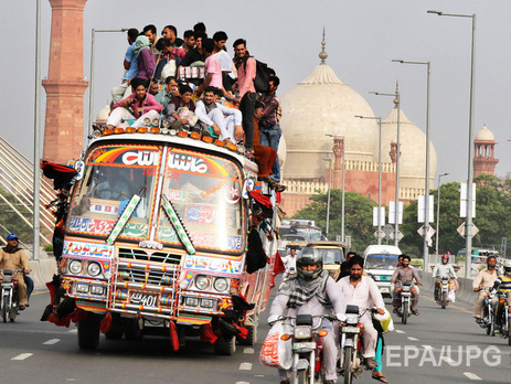 В Пакистане из-за аварии и взрыва автобуса погибли 13 человек