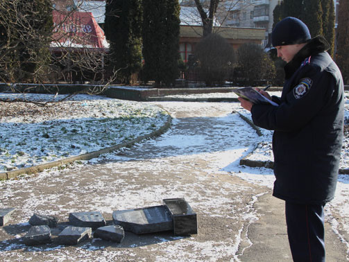 В Ровно неизвестные разбили установленную 1 января мемориальную доску Бандере