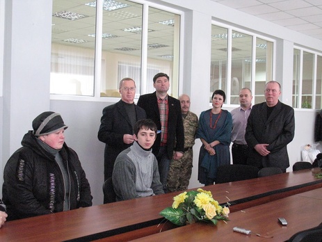 Луганская ОГА: В Рубежном вручили квартиру участнику АТО, который воевал под Иловайском