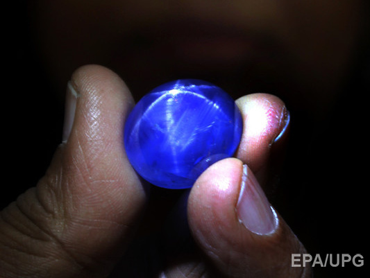 В Шри-Ланке на шахте нашли самый крупный синий сапфир