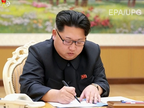 Лидер Северной Кореи Ким Чен Ын подписывает указ о проведении испытаний водородной бомбы