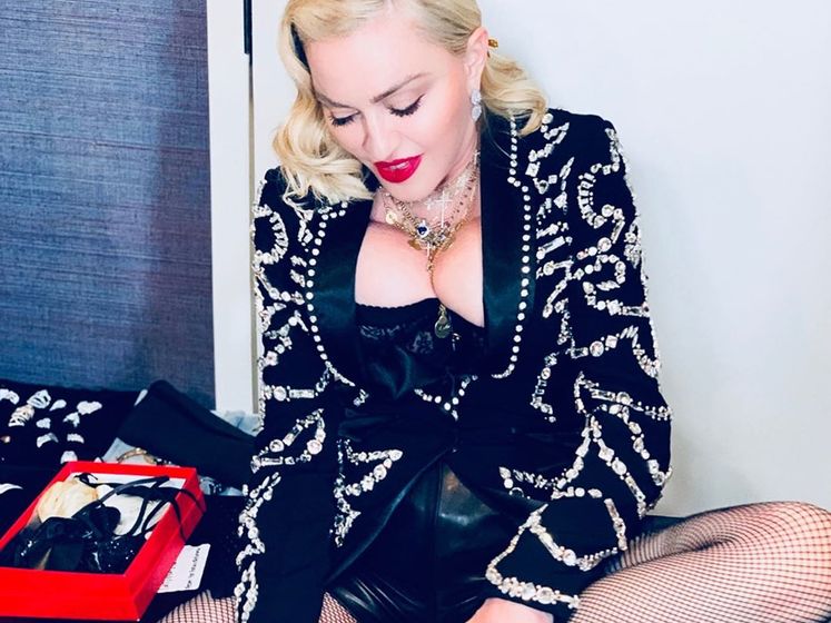 Мадонна зашила рваные колготки