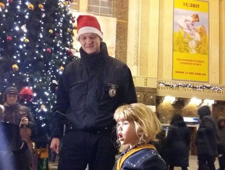 В канун Рождества на киевском вокзале полицейские угощали детей конфетами. Фоторепортаж