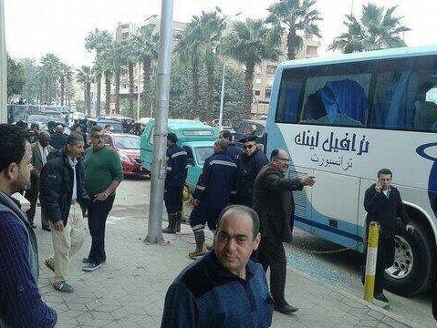 AP: В столице Египта неизвестные в масках обстреляли автобус с туристами