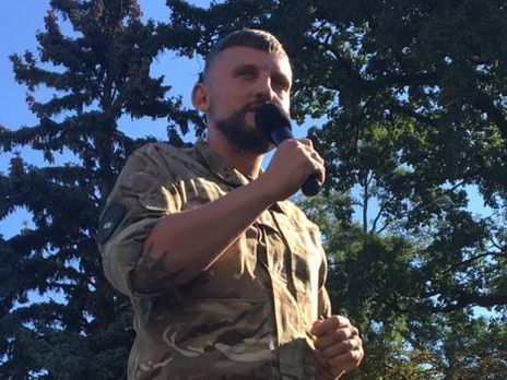 На машину с Порошенко после его допроса в Госбюро расследований залезал ветеран полка 