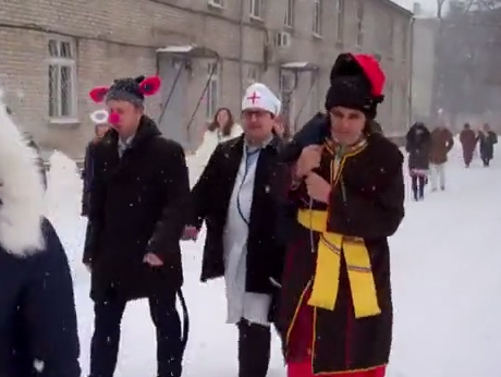 "Ватница-сепарша" и врач с "патриотическим" шприцем. Раненных бойцов АТО посетил рождественский вертеп "на новый лад". Видео