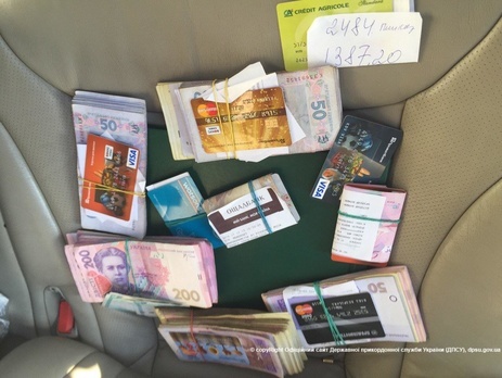 Пограничники задержали мужчину, который вез на оккупированную территорию около 550 тыс. грн и банковские карты