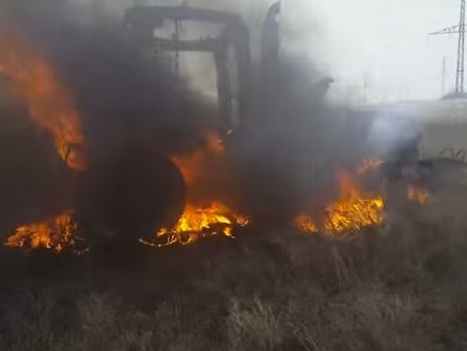 На Донбассе на мине подорвался трактор, водитель не пострадал. Видео