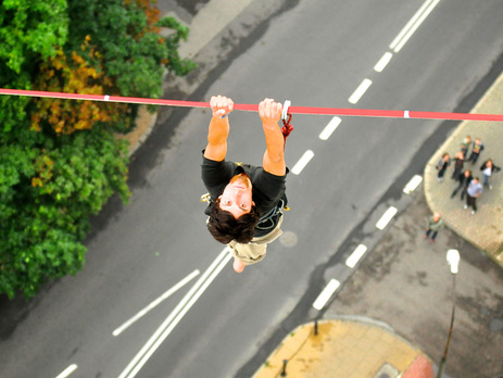 Французский канатоходец погиб, упав с 30-метровой высоты
