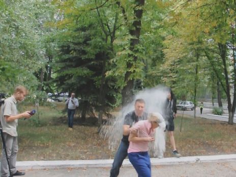 ﻿У Слов'янську Королевську обсипали борошном. Відео